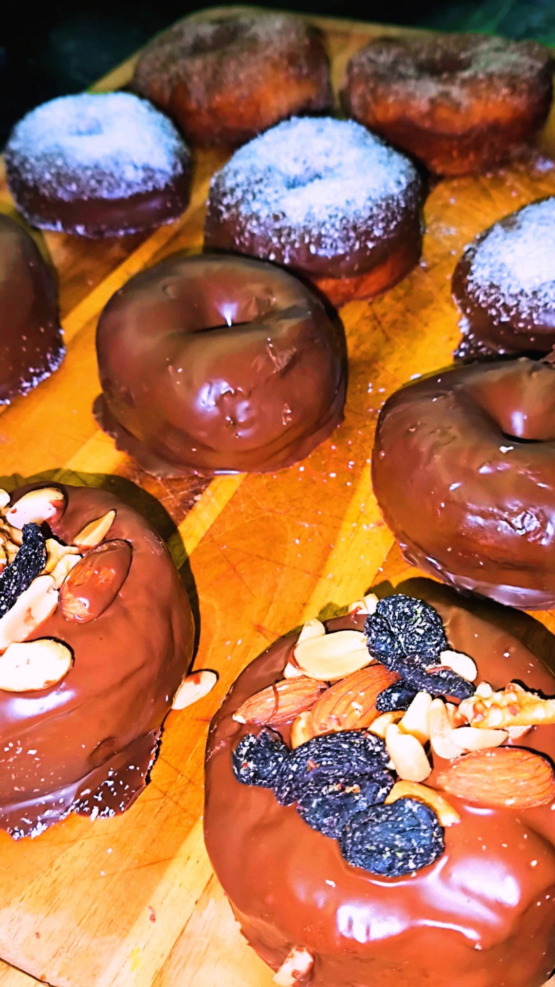 Donuts artesanais com coberturas de chocolate, açúcar e frutas secas