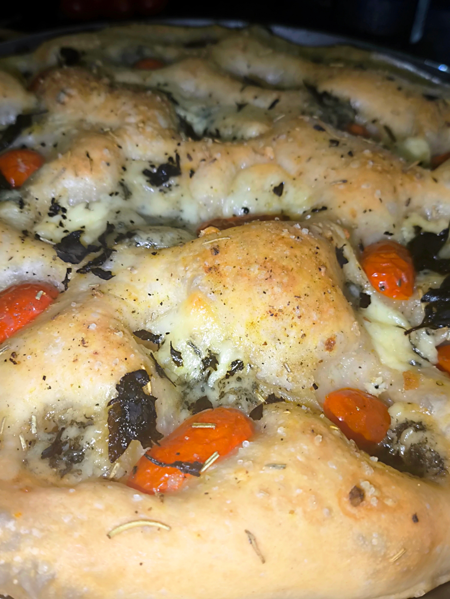 Focaccia rústica assada com tomatinhos, ervas e azeite